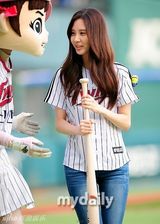 组图：少女时代泰妍徐贤亮相棒球场 开球秀身姿