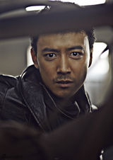 组图：曹炳琨型男装扮出炉 硬汉形象显成熟魅力