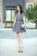 组图：陈数秋日潮装街拍 御姐范儿十足