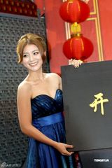 高清图：卓文萱将在京开唱 秀中国风元素小礼服