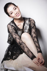 组图：赵茉舒拍蕾丝镂空写真甜美清新
