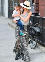 组图：米兰达抱爱子秀红唇 小帅哥萌爆对镜微笑