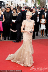 组图：娜奥米-瓦茨戛纳走秀 裸色纱裙妩媚动人