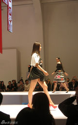 组图：刘芸演绎设计师作品 T台展甜美朋克风