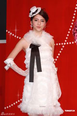 组图：吴千语首走婚纱秀坦言享受浪漫气氛