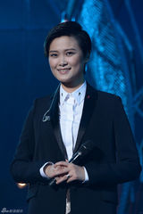 组图：李宇春上海开唱遭男舞者抱 父母首度现身