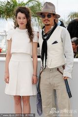 高清组图：德普宣传《海盗4》 佩内洛普紧身裙性感