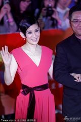 组图：吴君如牵手关锦鹏 低胸裙俯身泄春光