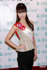 幻灯图：候选港姐现身宣传  张 莉 莎 否认澳门陪客赌钱