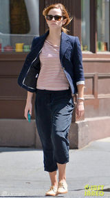 组图：艾玛超帅中性装扮出街 雅痞风格秀另类