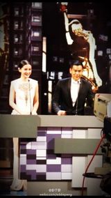 组图：彭于晏金像奖变集邮帝 频频合影不亦乐乎