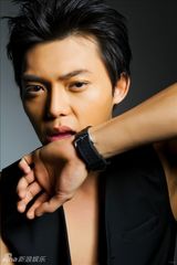 组图：沙峻冲新写真秀身材 尽显成熟男人味道