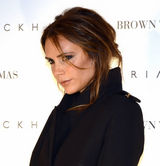 组图：贝嫂新品发布会女儿小黑裙可爱走秀