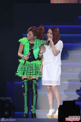 组图：丁当开唱险出事故 与徐佳莹女女亲吻