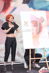 组图：杨丞琳红发抢镜 大秀小蛮腰粉丝饱眼福