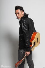 组图：娄淇变摇滚型男 俊朗外表尽显文艺范