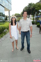 组图：杨采妮婚宴翌日携夫会亲友 称洞房好开心