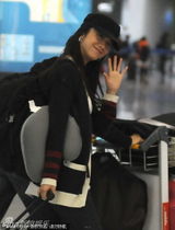 组图：汤唯紧身T恤小秀乳沟 与媒体打招呼玩亲民