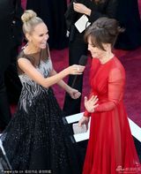组图：最佳女配角候选人莎莉-菲尔德红纱裙大气