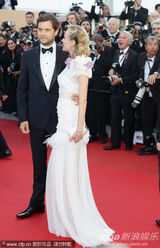 组图：戴安克鲁格戛纳走秀和男友恩爱