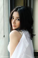 组图：熊乃瑾白衣写真 明眸美肌展露纯净气质