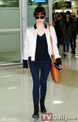 组图：少女时代休闲装扮亮相机场