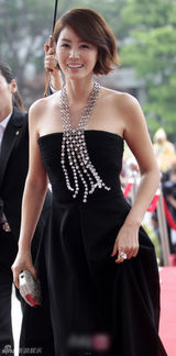 组图：百想红毯朴有天帅气 女星主打黑裙秀性感