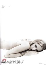 幻灯图集：荷兰名模玛萝丝-赫斯特清纯黑白写真