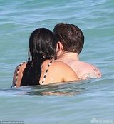 组图：黛米摩尔与小男友度假 水中扑倒紧贴不放