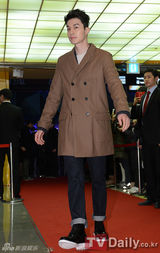 组图：宋智孝紧身裙斗艳河智苑 朴施厚接受祝福