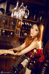 组图：秦丽柔情似水 红白玫瑰绽放花样年华