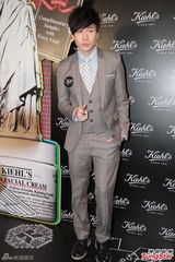 组图：吴千语揭林峰睡姿写真 反驳贪慕虚荣论