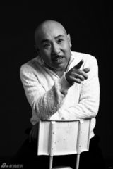 组图：李大强签约百盟影视全新写真温暖笑容