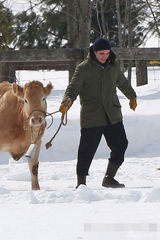 组图：帕丁森雪地拍新戏 穿棉袄变身“放牛娃”