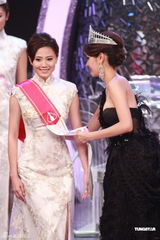 组图：2011港姐5号朱晨丽夺冠 与母亲相拥难掩激动