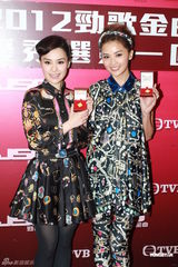 组图： 容祖儿TWINS亮相《劲歌金曲优秀选》录影