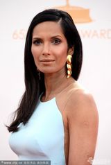 组图：印度模特帕德玛-拉克希米亮相艾美红毯