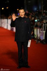 组图：金马红毯群星闪耀 舒淇深V亮胸性感爆棚