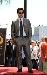 幻灯图集：马克-沃尔伯格星光大道留名 全家人助阵