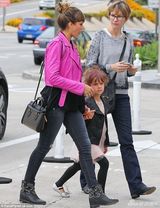 组图：阿尔芭与女儿亲子装现身 囧娃摇滚范抢镜