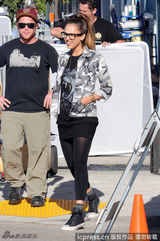 组图：阿尔芭片场头顶烈日 衣着休闲素颜出镜