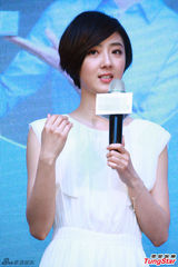 组图：桂纶镁长裙亮相代言优雅文静