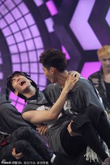 高清组图：EXO录《快本》 伯贤压倒kris引爆笑