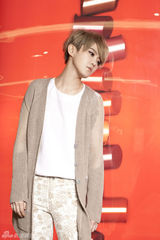 组图：刘力扬一改往日中性风 裸色系装扮显优雅