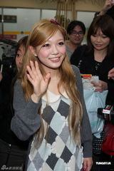 组图：日本歌星西野加奈抵台北 疯狂粉丝热情接机