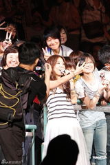 组图：陈綺贞小巨蛋开唱 脚踏车上场展独特摇滚风