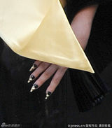 组图：Gaga香水发布变外星人 甩发险摔倒