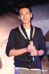 组图：柯震东光棍节发专辑 自称输给周董不丢脸