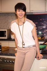 组图：梁咏琪婚后厨艺涨 自曝为老公学包饺子