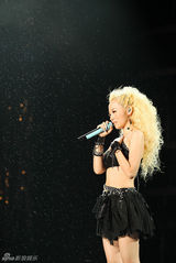 高清组图：张靓颖成都开唱艳光四射